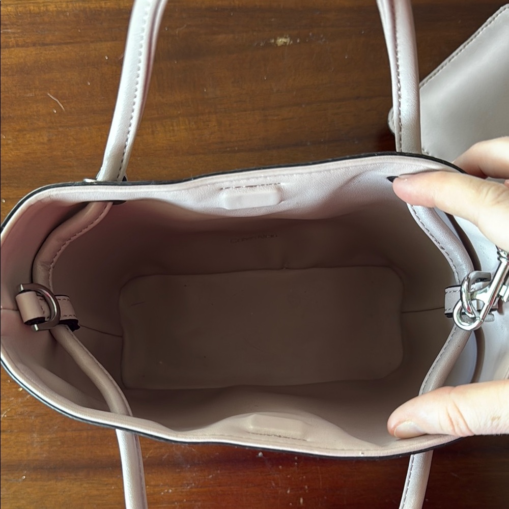 Calvin Klein Elegant Beige Tote Bag - Picture 3 of 6